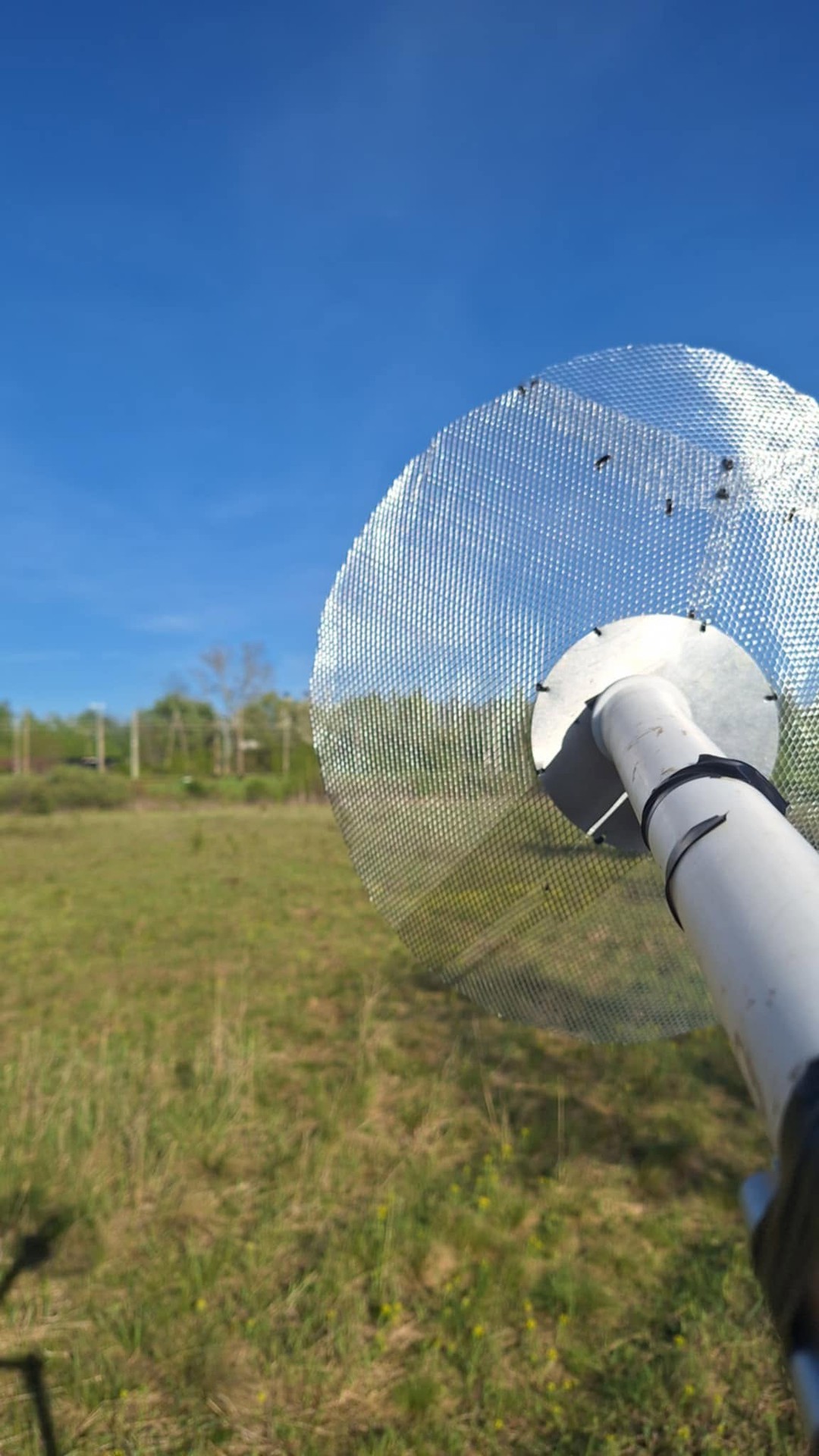Czasza siatkowa anteny Helicone wycelowana w satelitę Elektro L3