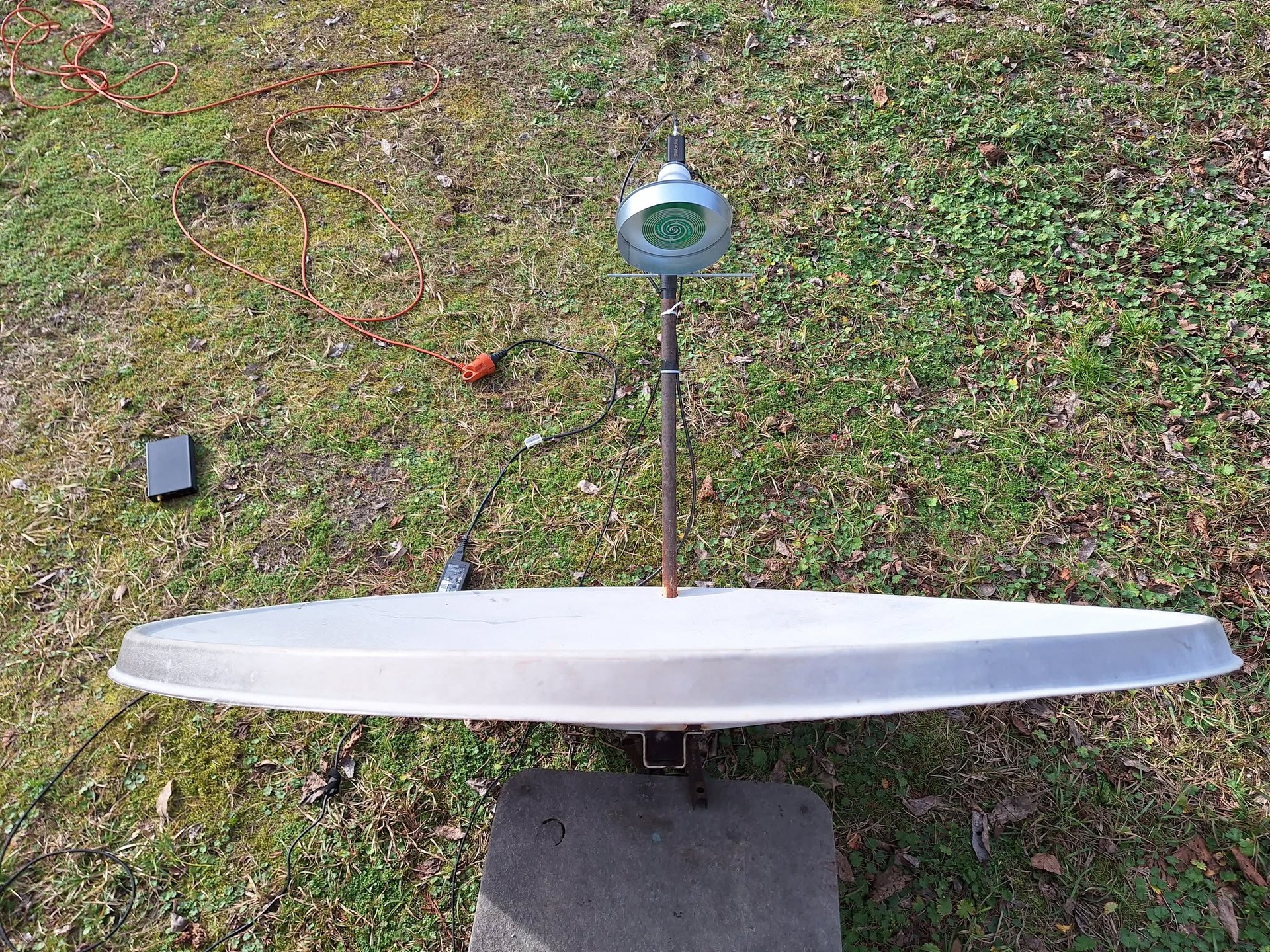 Eksperyment detekcji linii wodoru HI z szerokopasmowym oświetlaczem spiralnym UWB i czaszą offsetową 120 cm