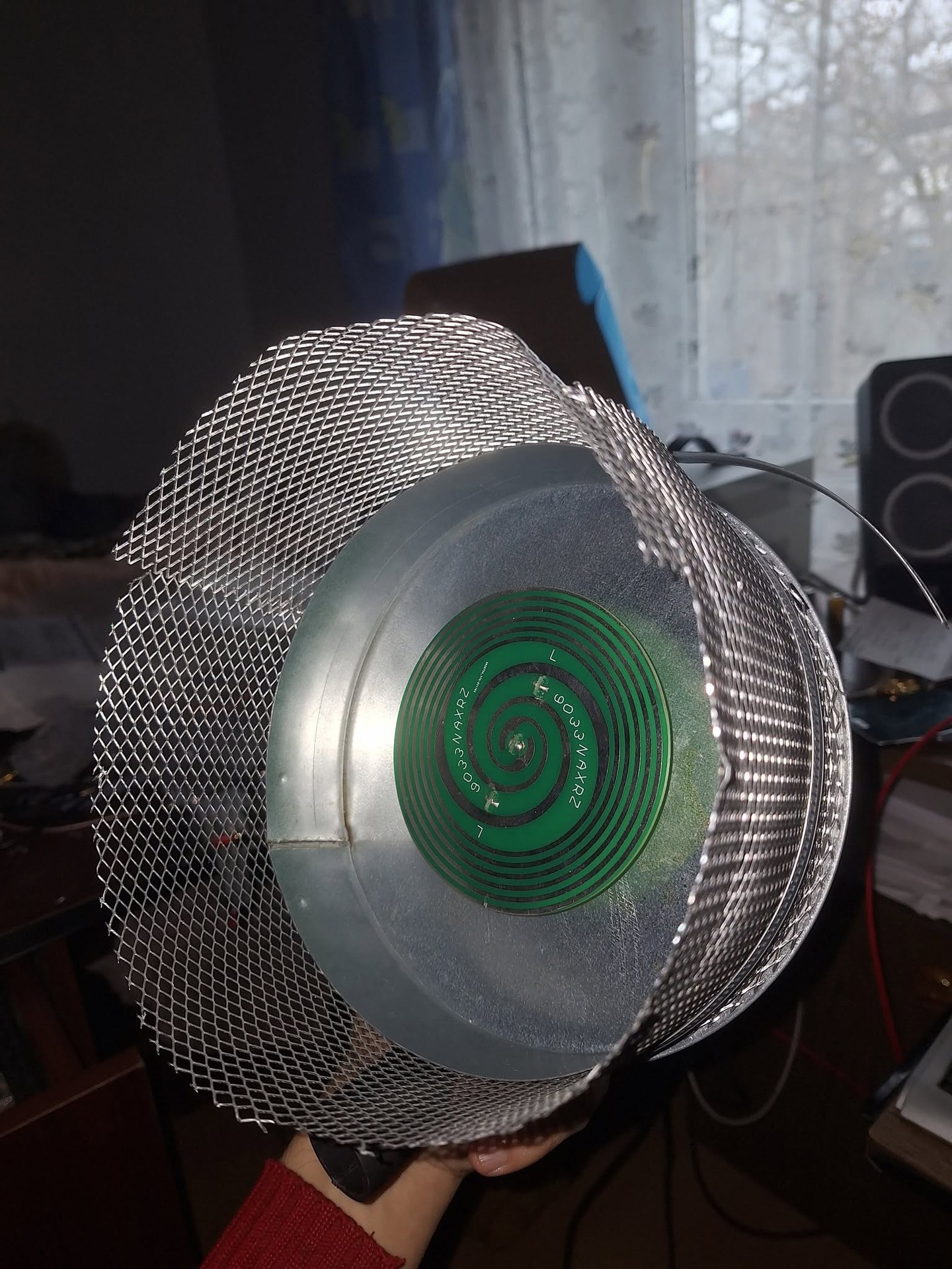 Zbliżenie oświetlacza spiralnego ze spiralą Archimedesa i kołnierzem siatkowym