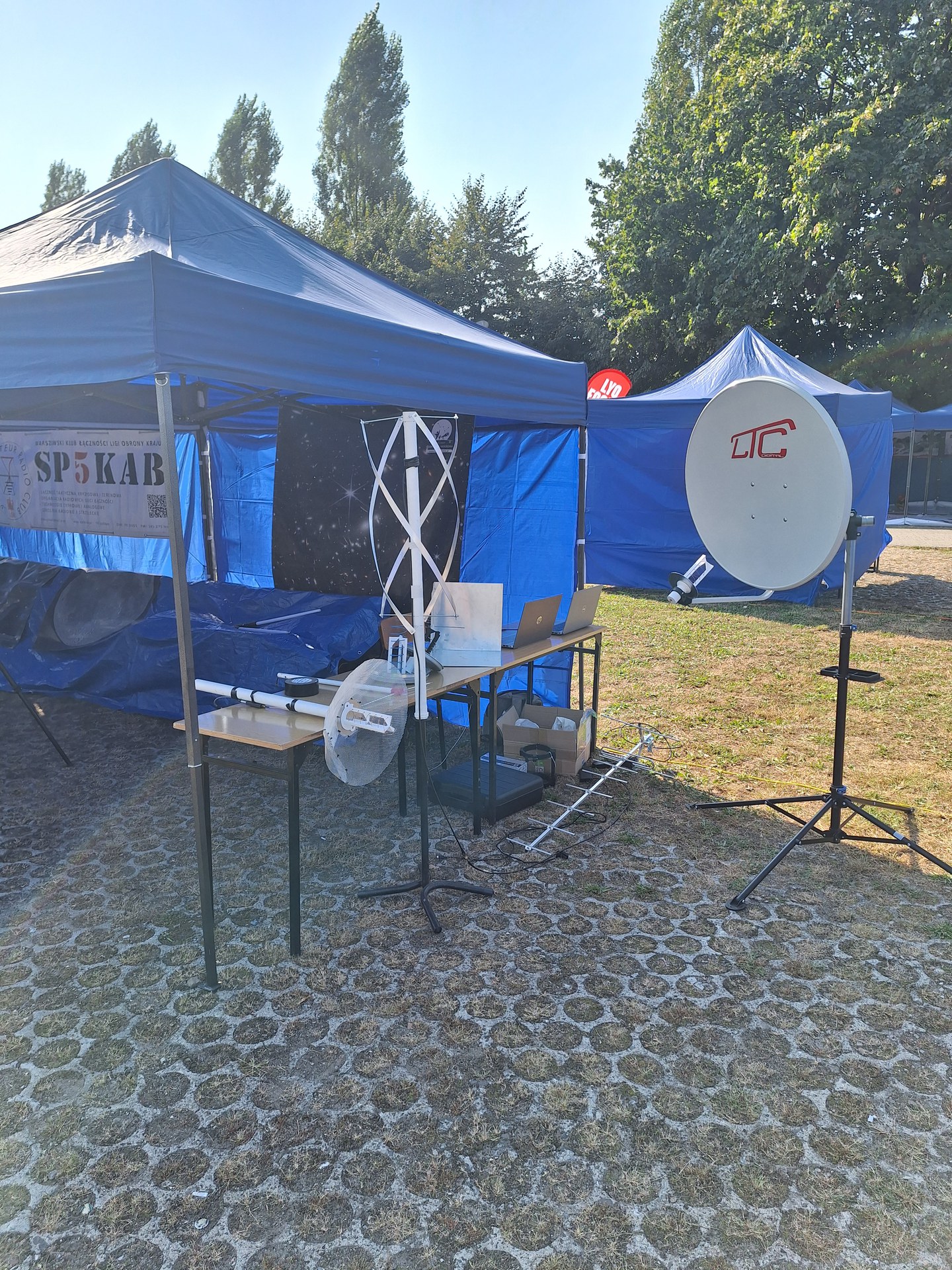 Namiot wystawowy z aparaturą radiową i odbiorczą