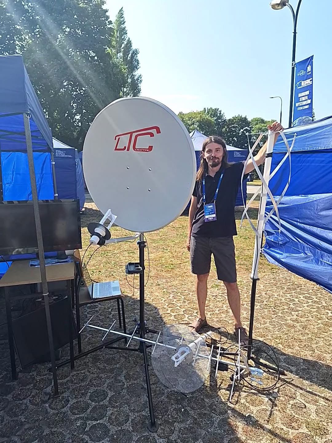 Zestaw anten: czasza offsetowa 1.7 GHz, QFH oraz Helicone na stoisku AGH
