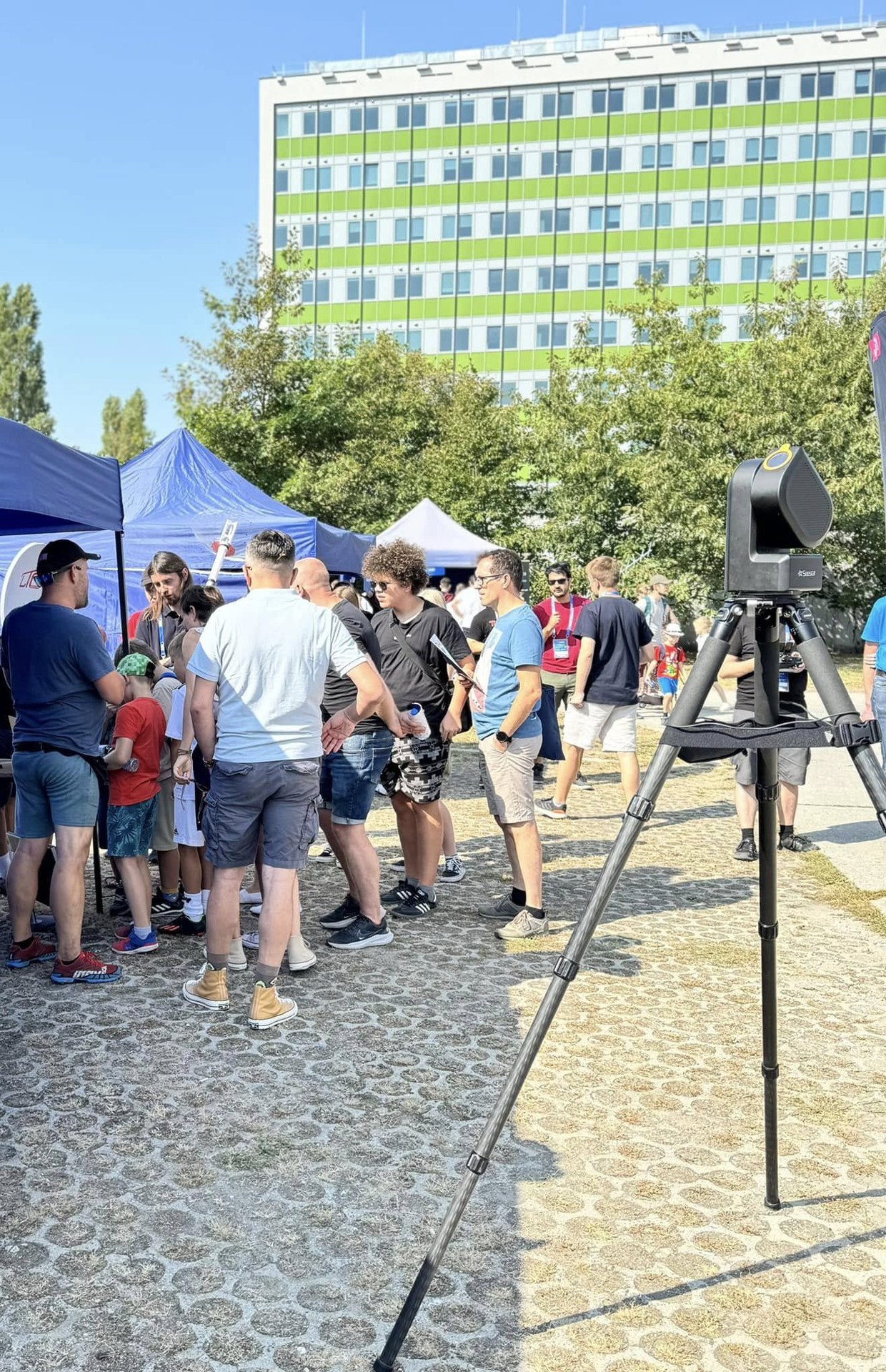 Odwiedzający i młodzież przed stoiskiem Kosmicznej Akademii i PTR