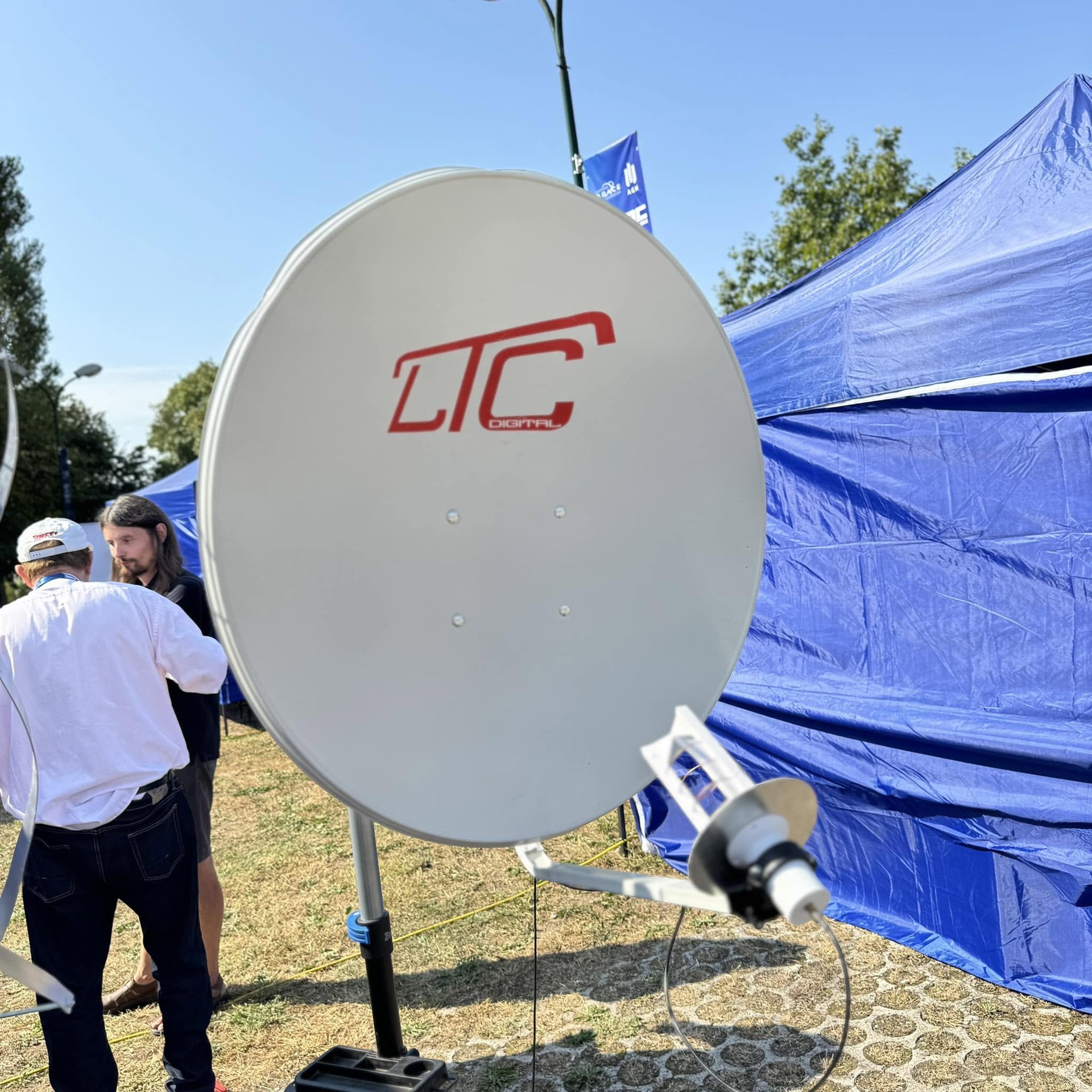 Promiennik helikalny RHCP z torem wzmacniacza LNA na czaszy offsetowej