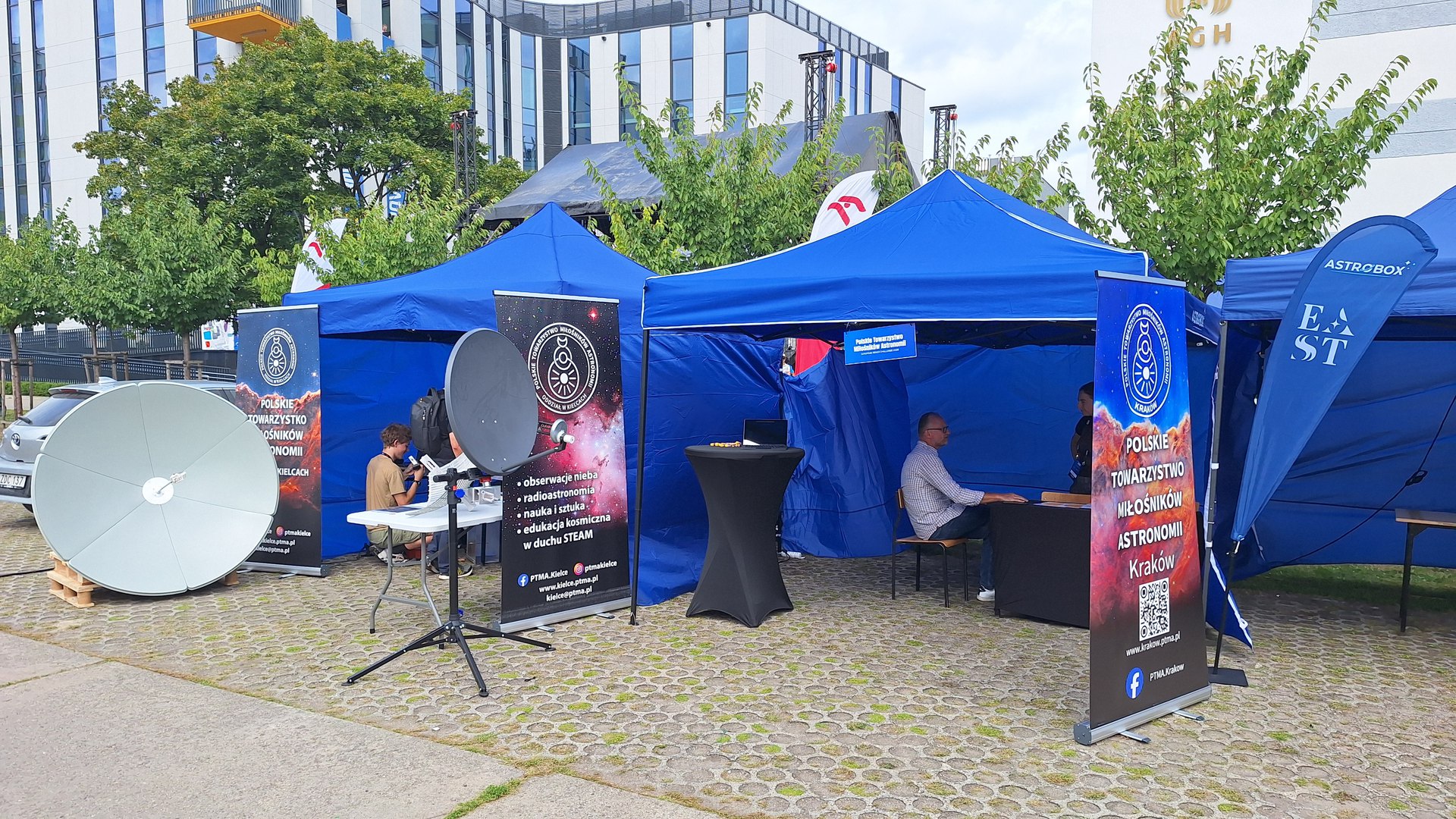 Poranne przygotowania stoiska PTMA Kielce, Kraków i Andrychów