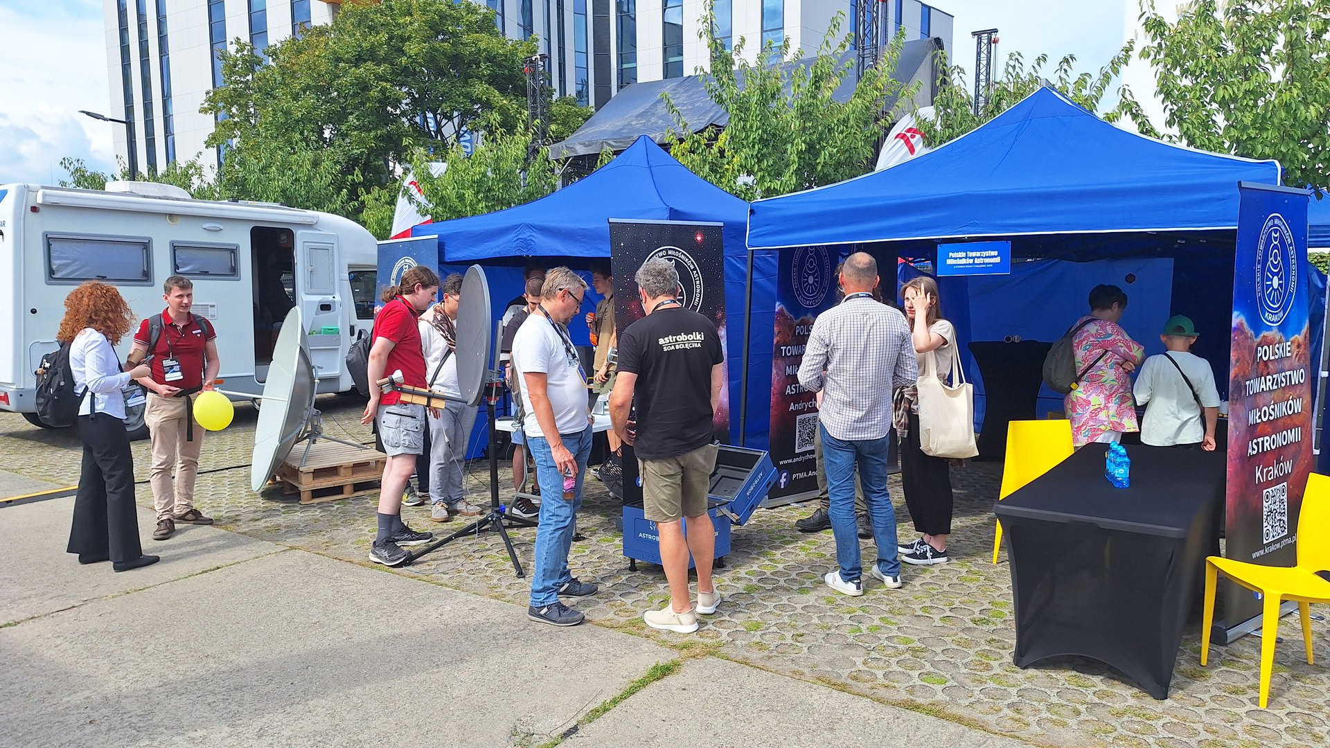 Odwiedzający przy stoisku i systemie Astrobox