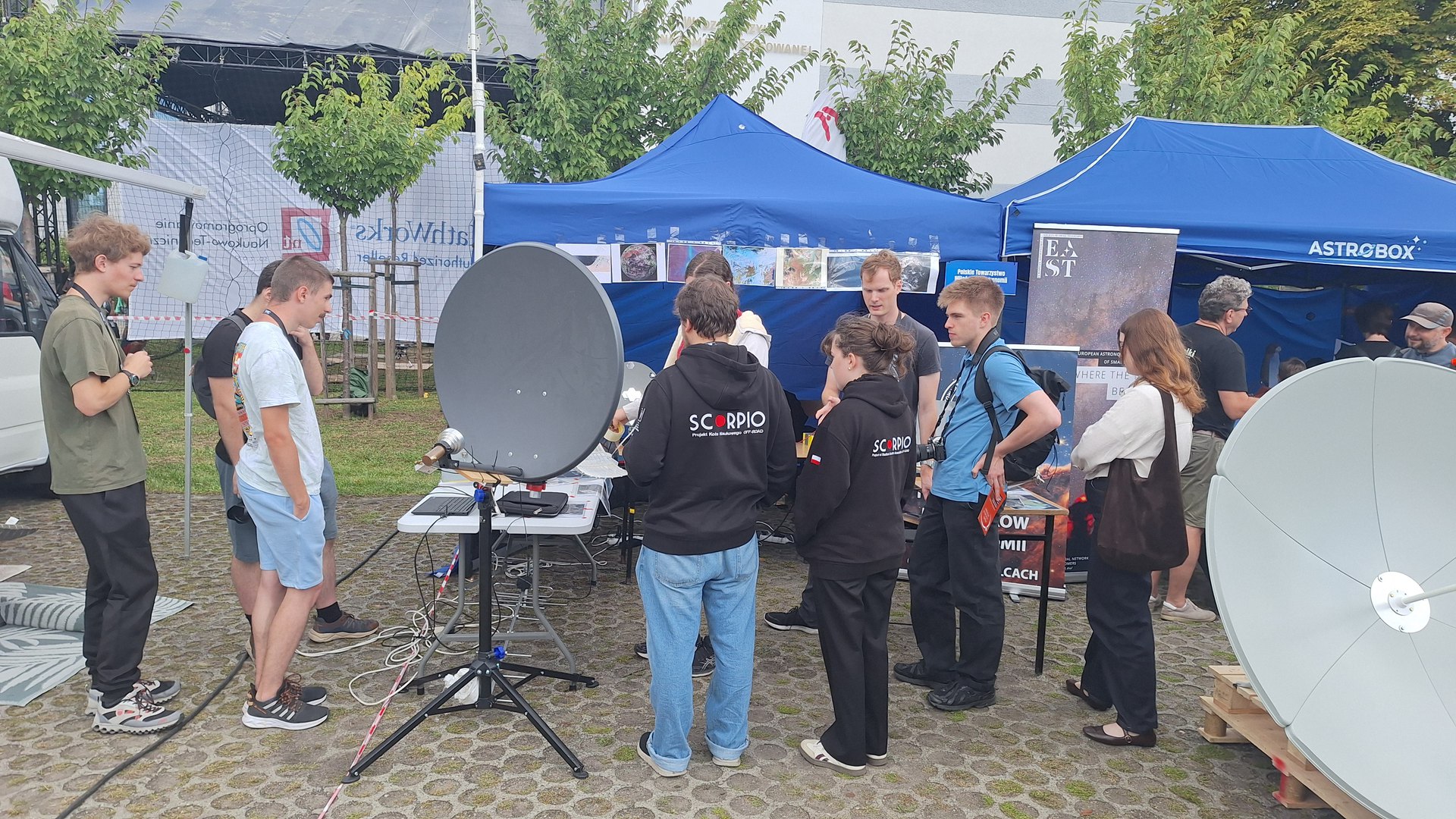 Zespół Scorpio Rover i publiczność na stoisku