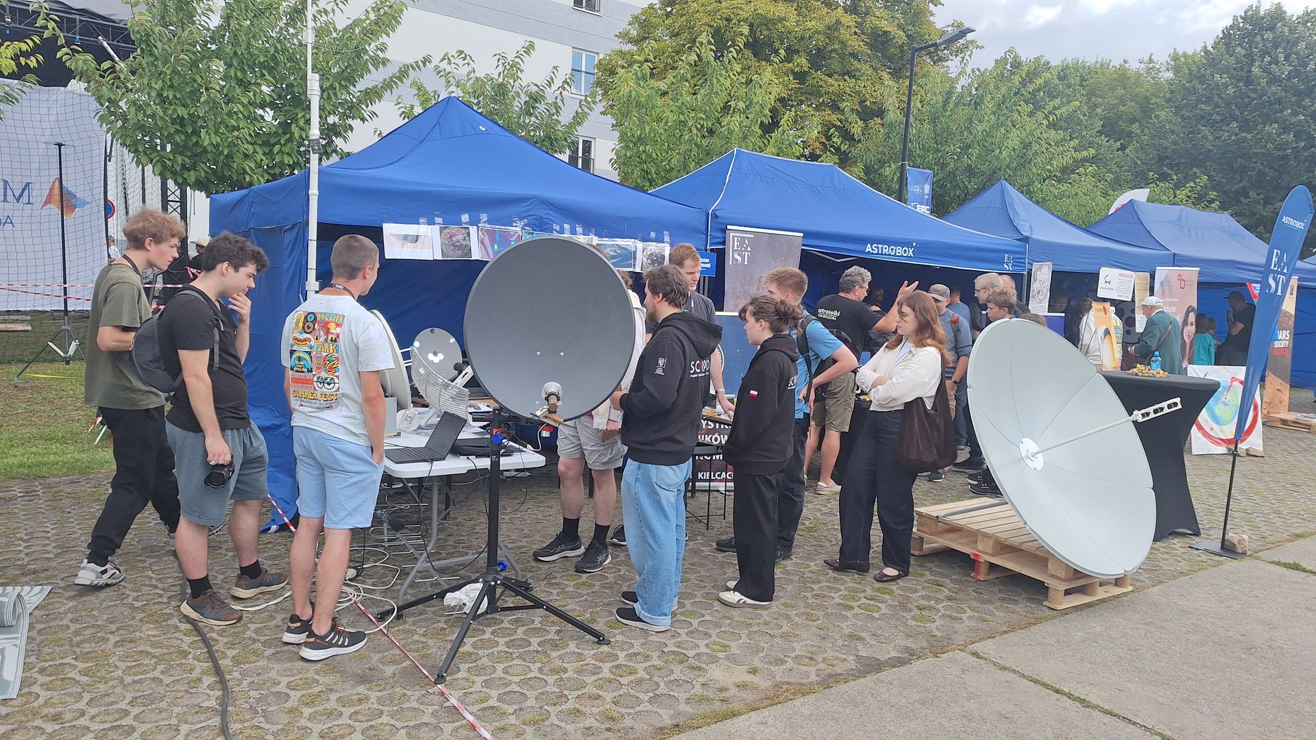 Publiczność przy galerii przelotów satelitarnych