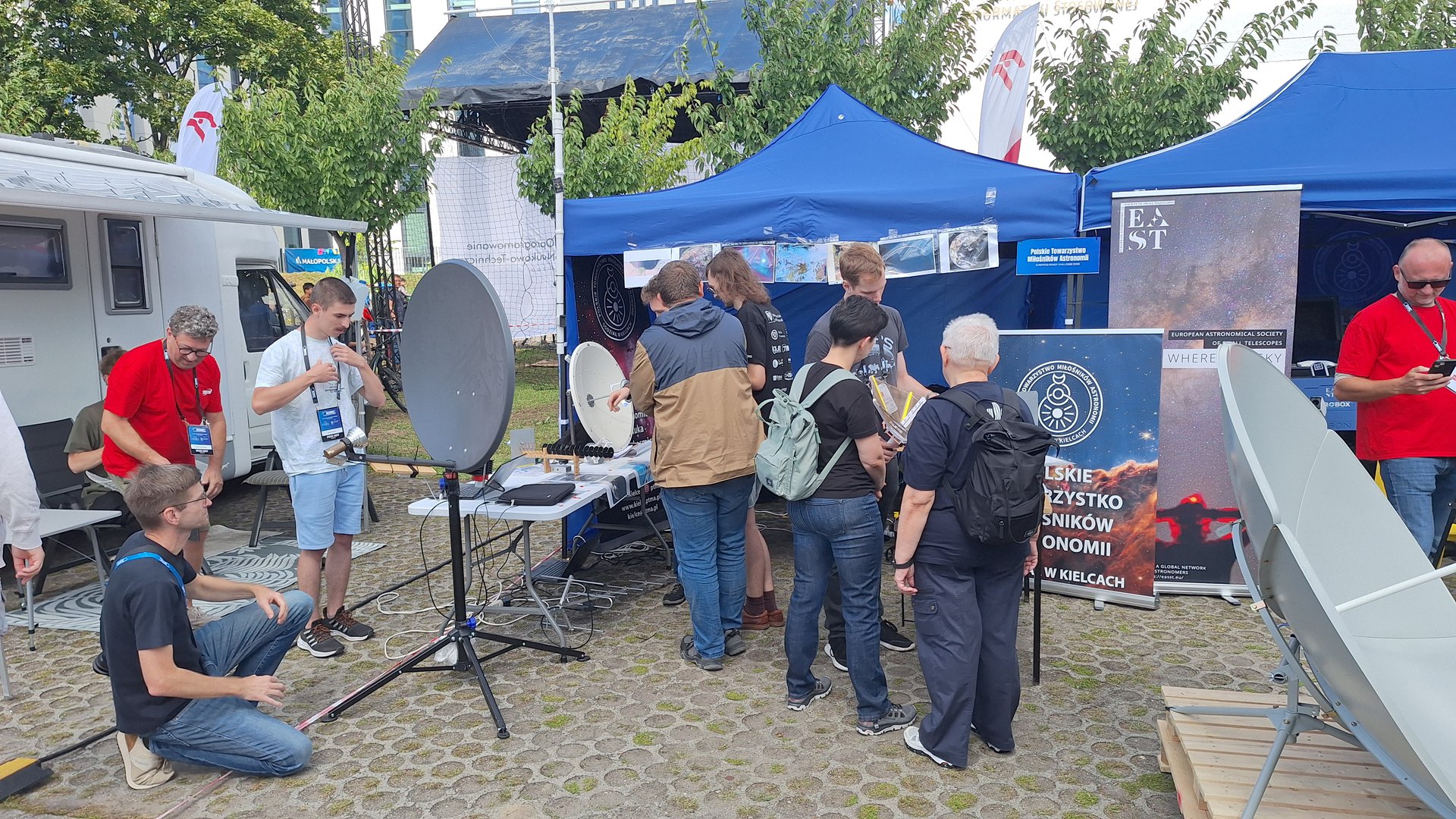 Dyskusje techniczne przy stoliku sprzętowym