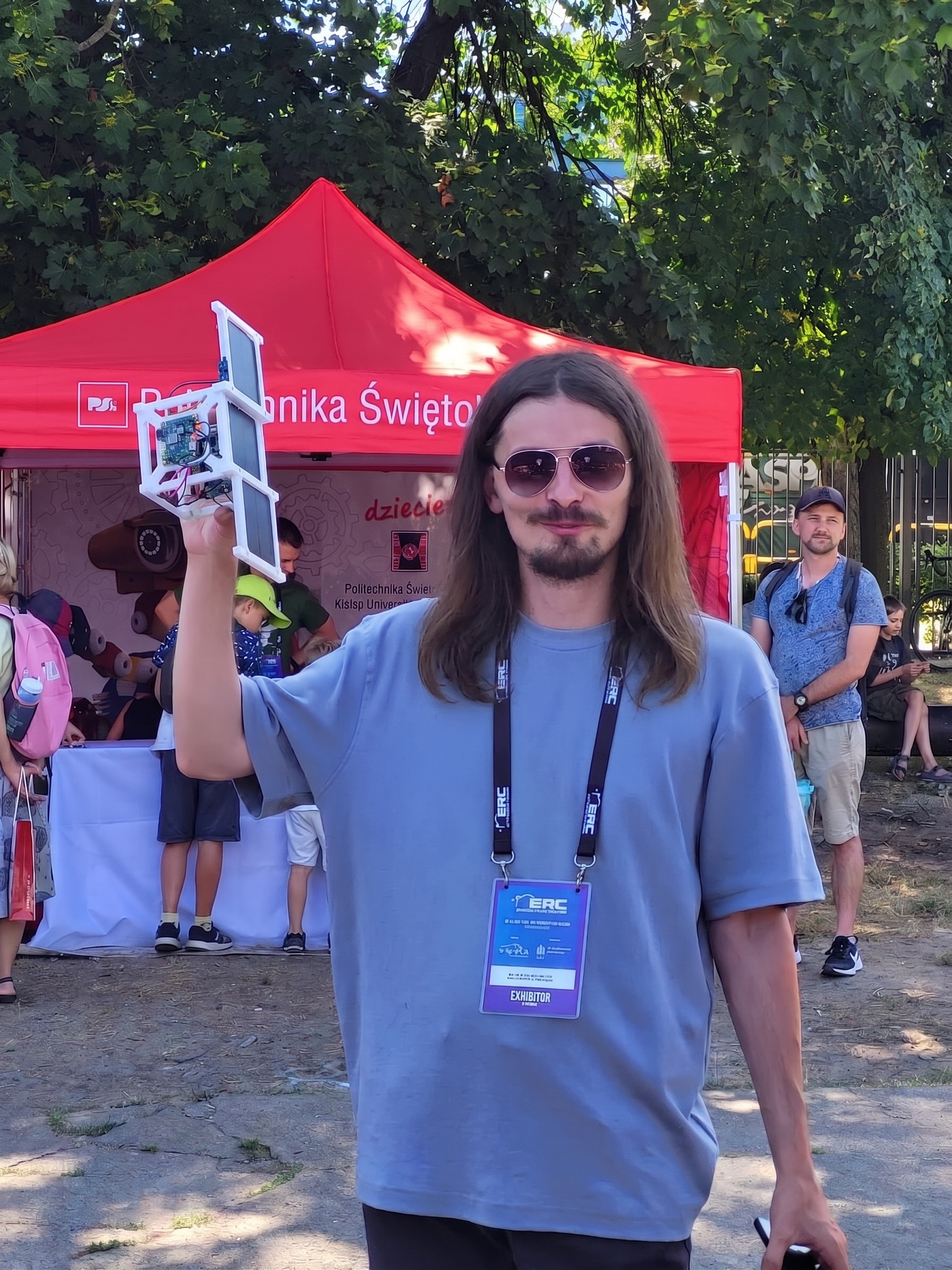 Wolontariusz z modelem CubeSata