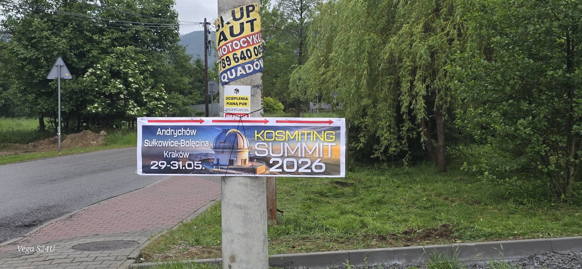 Drogowskaz i oficjalny baner konferencji Kosmiting Summit
