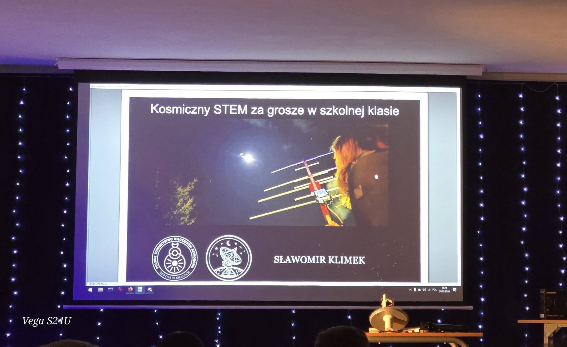 Slajd tytułowy prezentacji: Kosmiczny STEM za grosze w szkolnej klasie