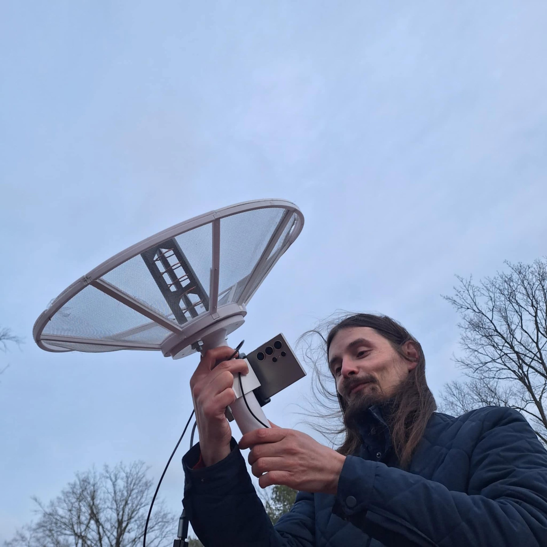 Ręczne śledzenie satelity z anteną Helicone i smartfonem