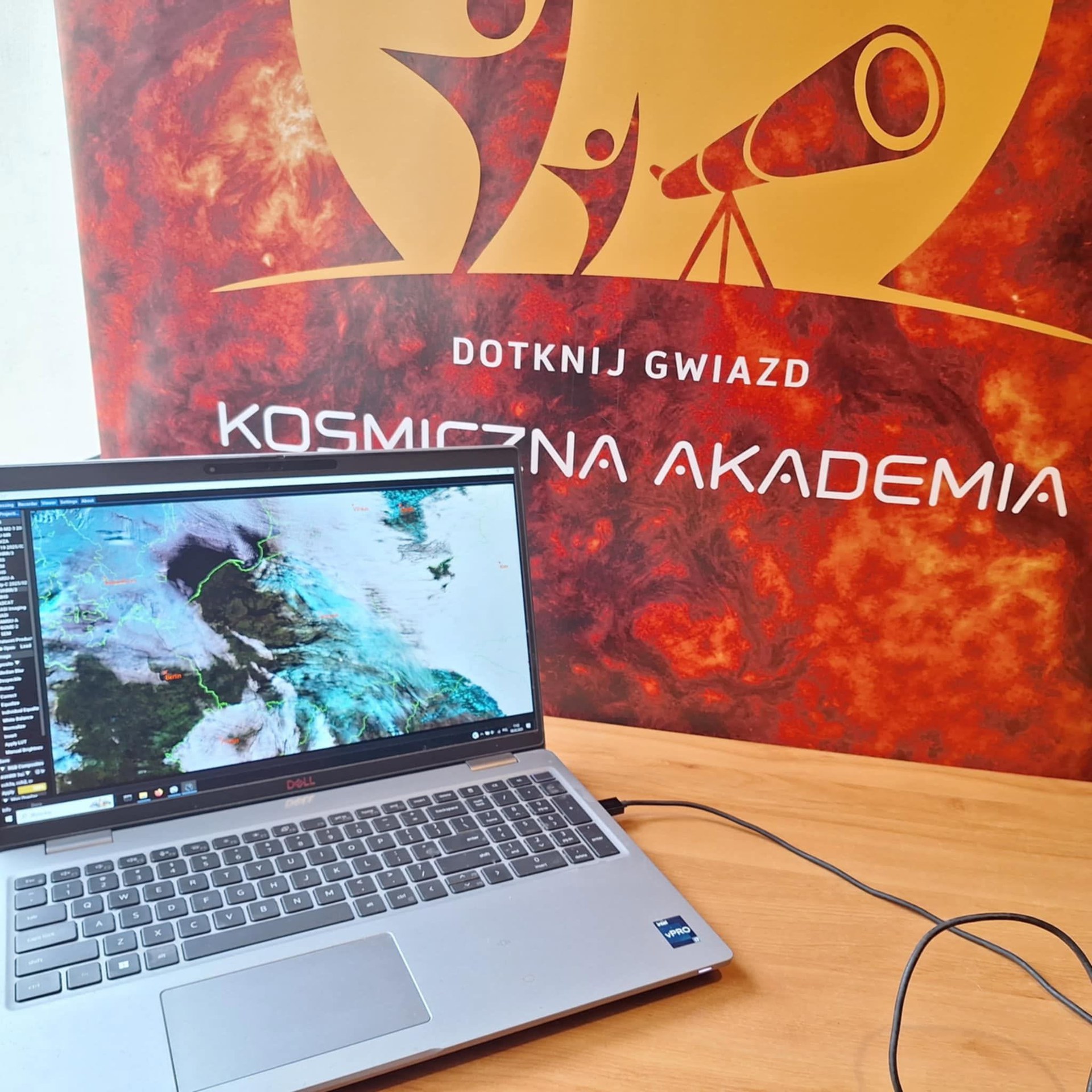 Stanowisko z laptopem i oprogramowaniem SatDump