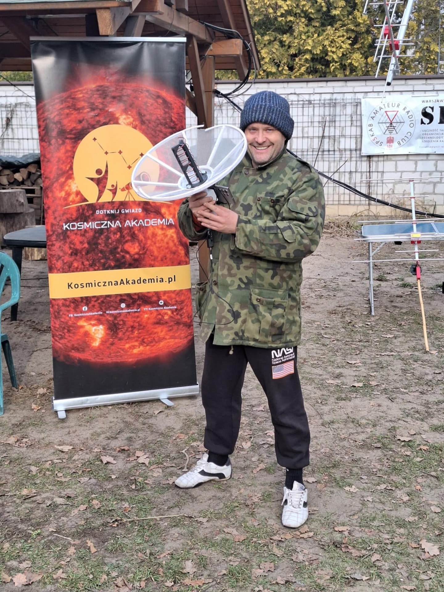 Robert SP4CER z anteną Helicone i roll-upem Kosmicznej Akademii