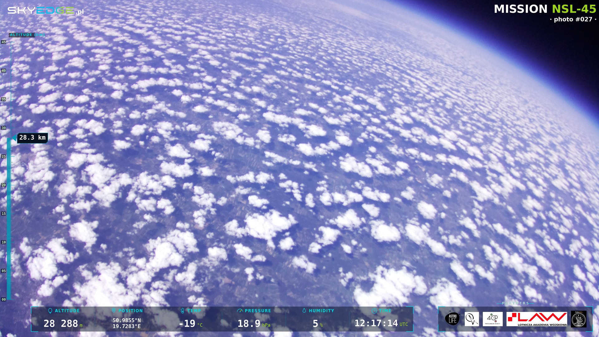 Klatka Wenet 4K nad chmurami kłębiastymi z wysokości 28 288 m