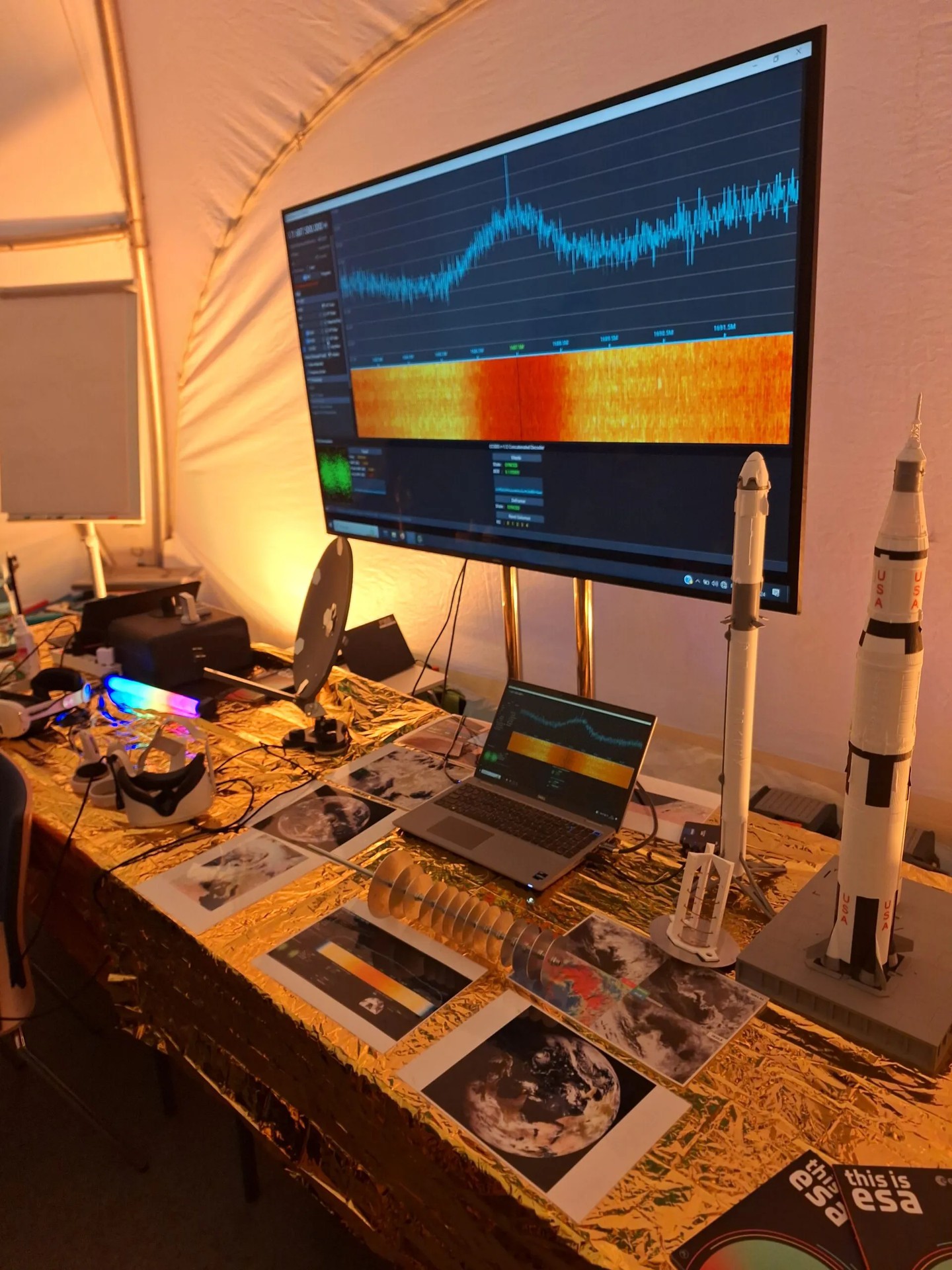 Stanowisko radioastronomii i odbioru satelitów na Śląskim Festiwalu Nauki 2024